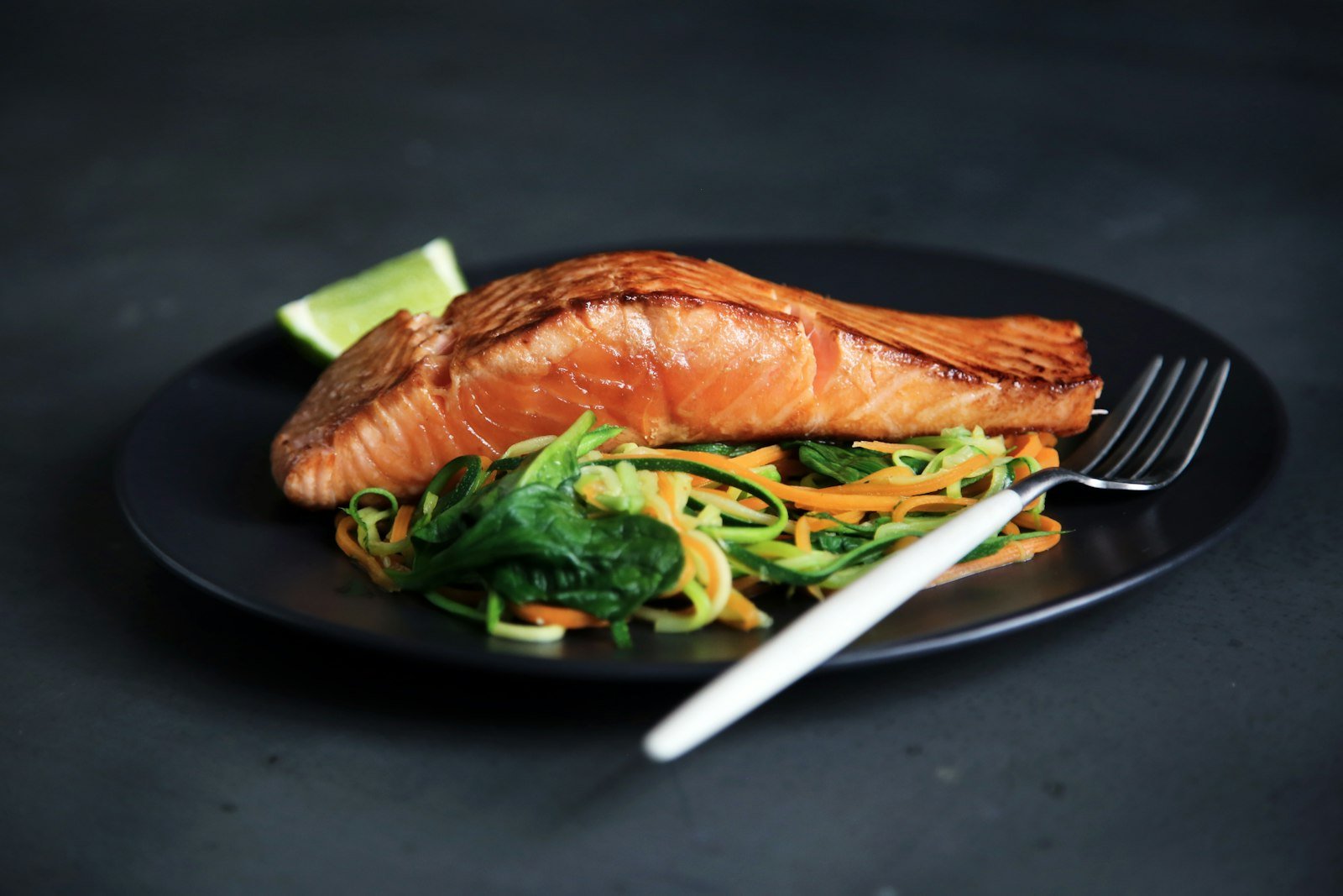 Grilled fish with cooked vegetables, an example of a prostate-friendly plate